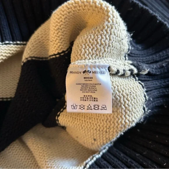 Brandy Melville Sweater - Picture 4 of 6